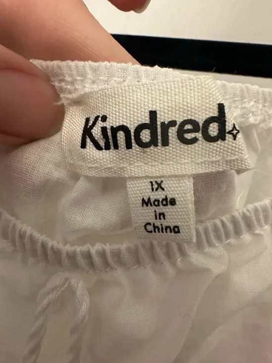 Kindred white boho top featuring navy blue floral embroidery Size 1X - Picture 3 of 8